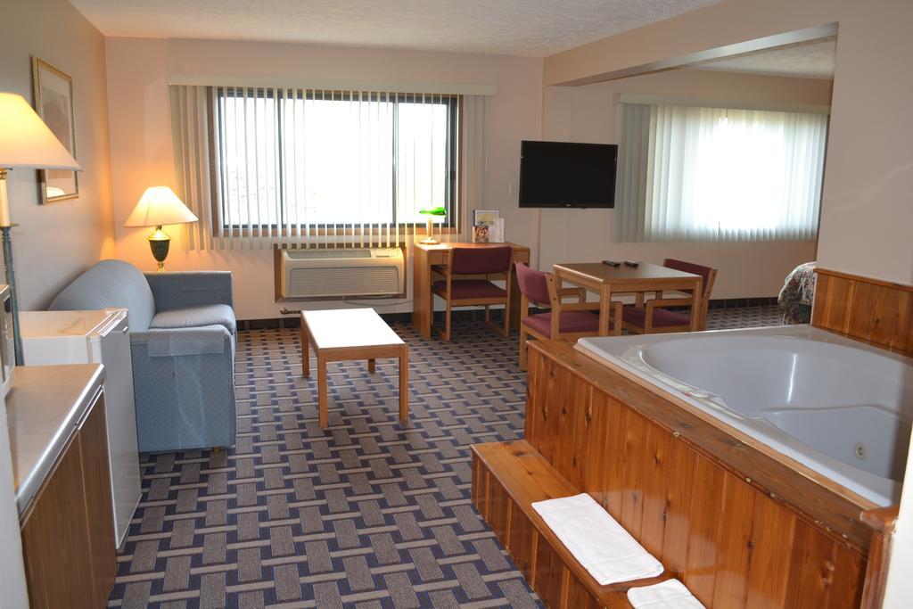 Sky Lodge Inn & Suites - Delavan Exterior foto